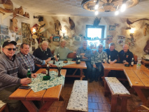 Die Wanderer bei der Rast in der Kellerbar